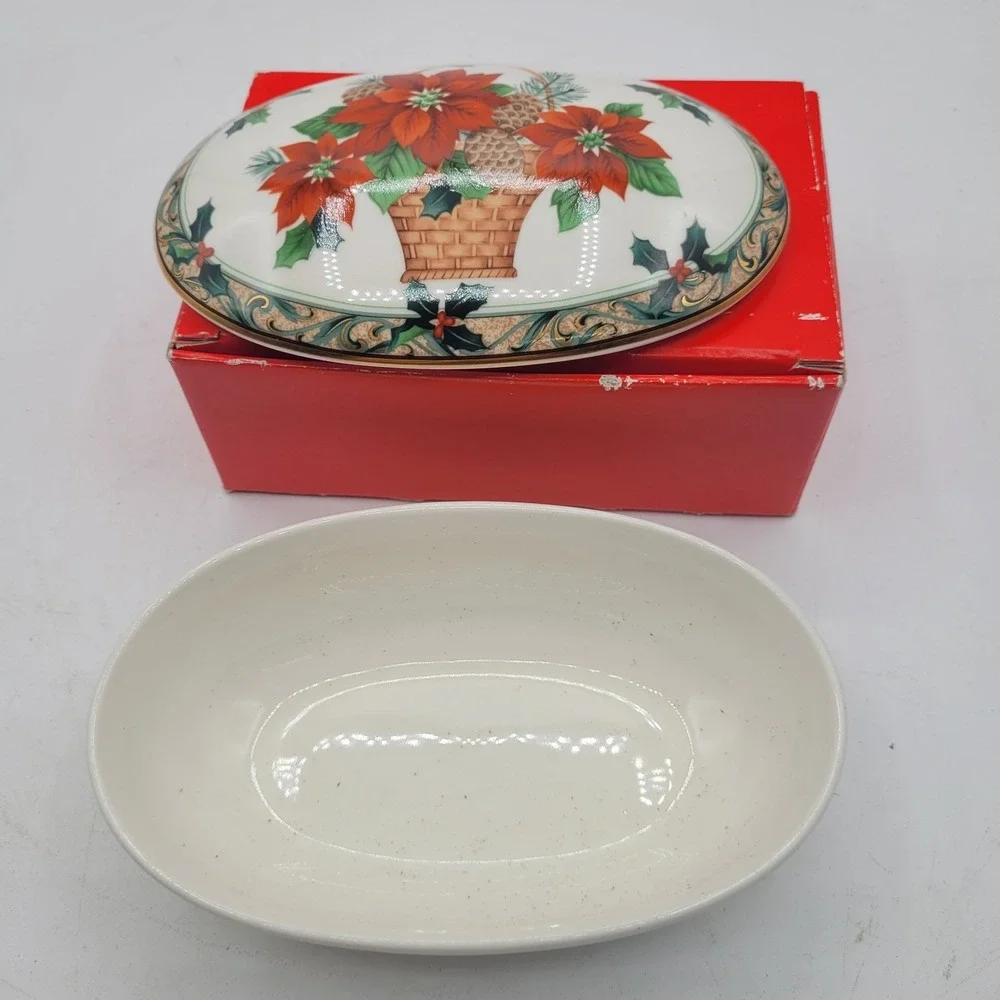 NIB Mikasa Christmas Poinsettia Basket Pine Cone Oval Trinket‎ Box 6 1/2